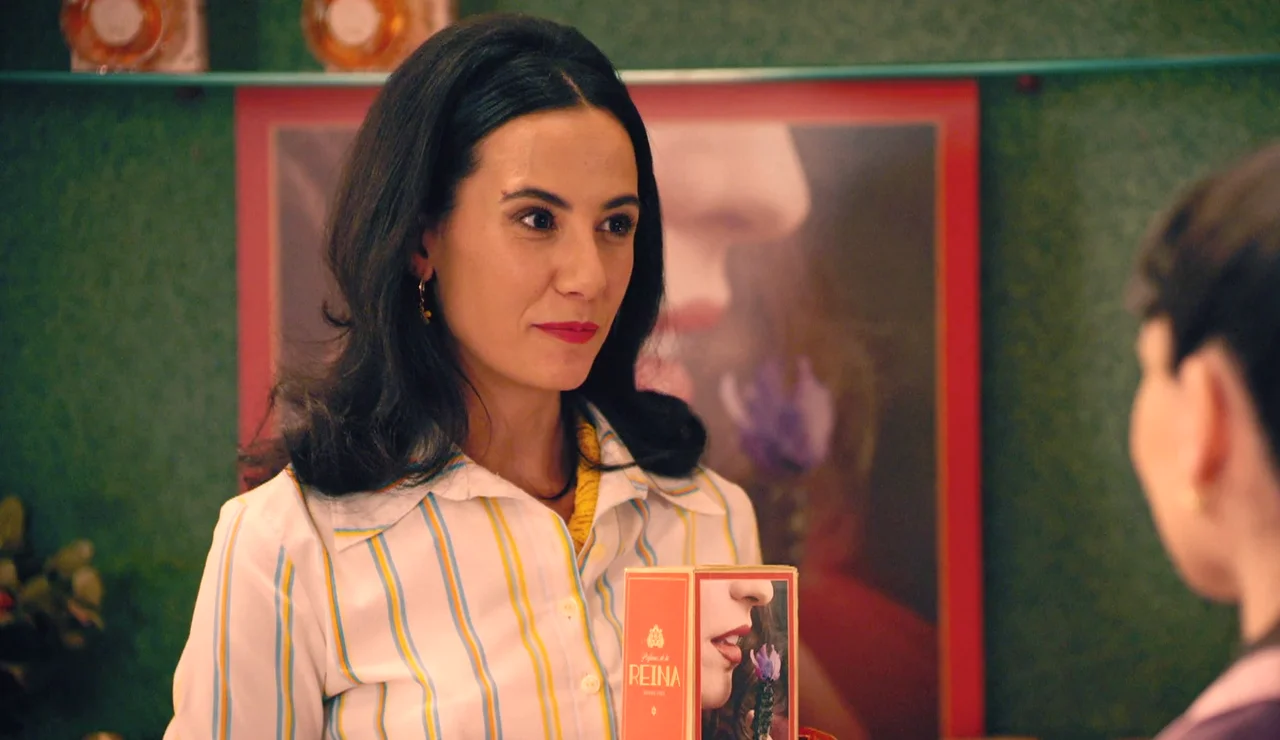 Cloe llega a la colonia y compra en la tienda... ¡sin que nadie sepa que es de Brossard!