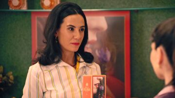 Cloe llega a la colonia y compra en la tienda... ¡sin que nadie sepa que es de Brossard! Cloe llega a la colonia y compra en la tienda... ¡sin que nadie sepa que es de Brossard!