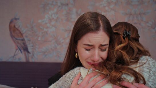 Suna y Seyran se rompen al pensar c&oacute;mo habr&iacute;a sido su vida si su padre las hubiera querido
