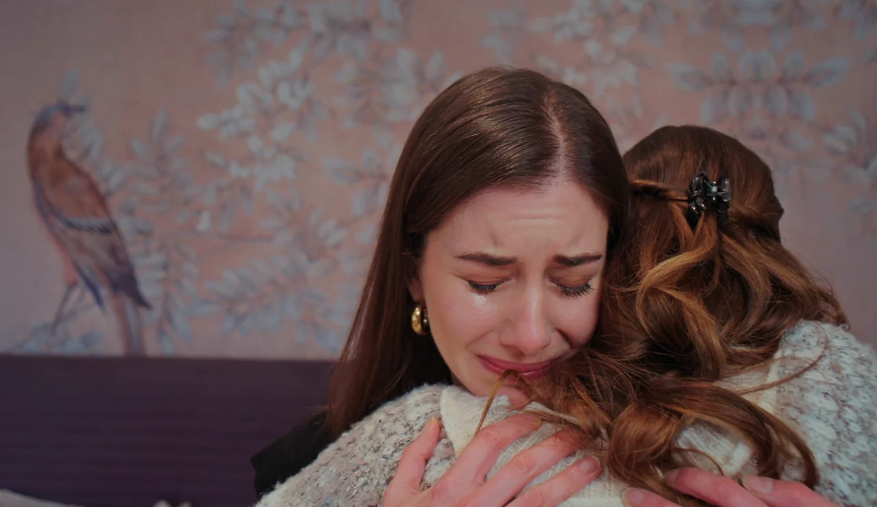 Suna y Seyran se rompen al pensar cómo habría sido su vida si su padre las hubiera querido