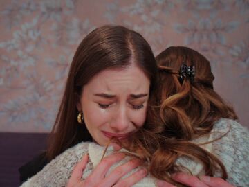 Suna y Seyran se rompen al pensar c&oacute;mo habr&iacute;a sido su vida si su padre las hubiera querido