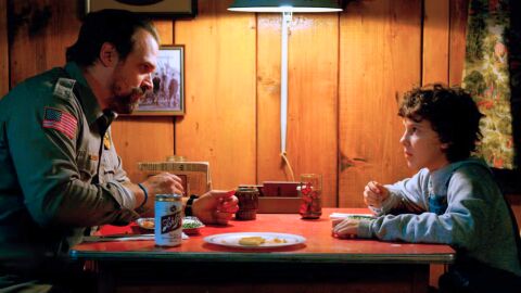 Jim Hopper y Eleven en Stranger Things