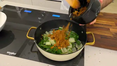 Añádeles el majado y un poco del caldo Añádeles el majado y un poco del caldo