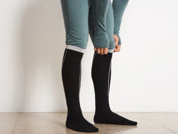 Persona usando medias compresivas