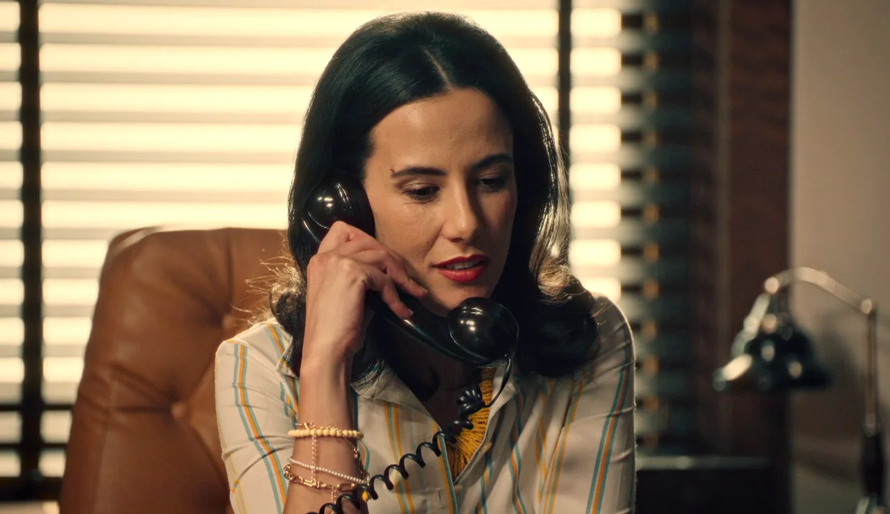 ¡Cloe informa de todo a Antoine Brossard, el director de la compañía francesa!