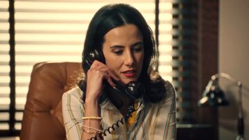 ¡Cloe informa de todo a Antoine Brossard, el director de la compañía francesa! ¡Cloe informa de todo a Antoine Brossard, el director de la compañía francesa!