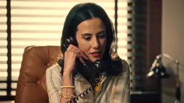 ¡Cloe informa de todo a Antoine Brossard, el director de la compañía francesa!  ¡Cloe informa de todo a Antoine Brossard, el director de la compañía francesa!