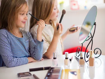 Dos niñas juegan a maquillarse Dos niñas juegan a maquillarse