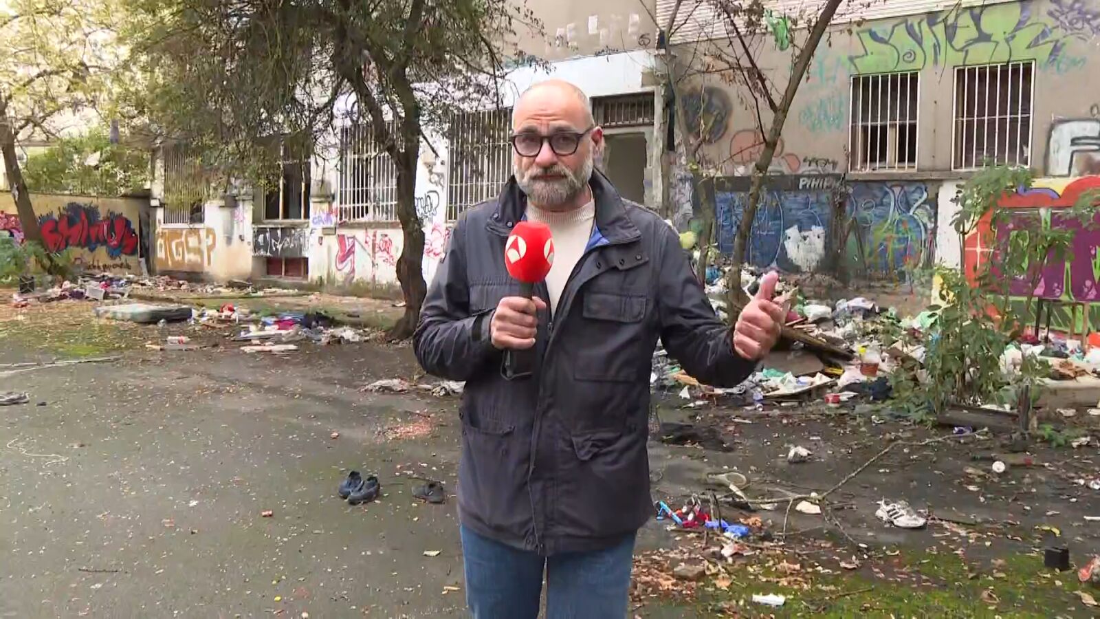 Así es el lugar donde vivía la nueva 'manada' de Pamplona: destrozos, basura y condiciones de insalubridad