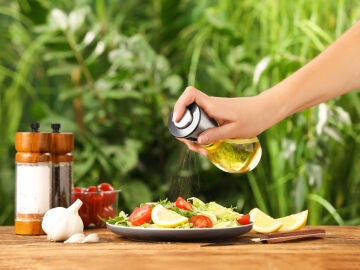 El truco de cocina para pulverizar el aceite en las ensaladas o en la freidora de aire