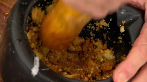 Retíralas, córtalas en dados, introdúcelas en el mortero y maja todo bien Retíralas, córtalas en dados, introdúcelas en el mortero y maja todo bien