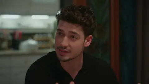 El dolor por la pérdida de Timur explota en una cena entre los tres hermanos El dolor por la pérdida de Timur explota en una cena entre los tres hermanos