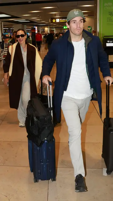 Tamara Falcó e Íñigo Onieva, en el aeropuerto de Madrid Tamara Falcó e Íñigo Onieva, en el aeropuerto de Madrid