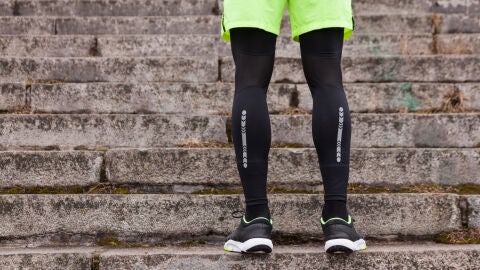 Deportista utilizando medias compresivas