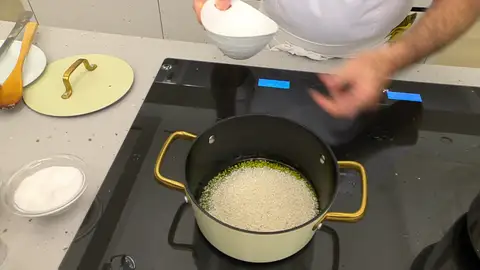 Cocina el arroz a fuego medio durante 20 minutos Cocina el arroz a fuego medio durante 20 minutos
