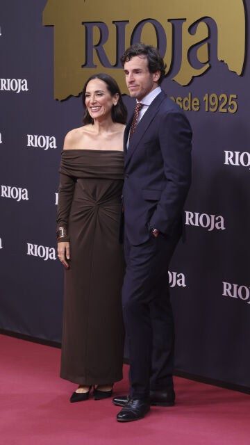 Tamara Falcó e Íñigo Onieva posando para la prensa