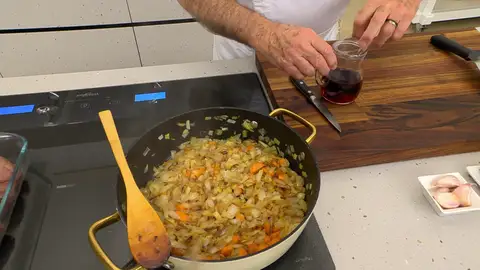 Añade el brandy y dale un hervor fuerte Añade el brandy y dale un hervor fuerte