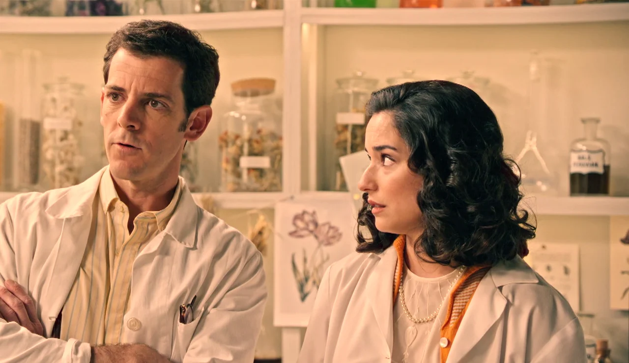 Cloe visita el laboratorio y tiene su primer encontronazo con Luis