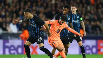 Ferran Torres trata de robar un balón a Aleksandar Stankovic Ferran Torres trata de robar un balón a Aleksandar Stankovic