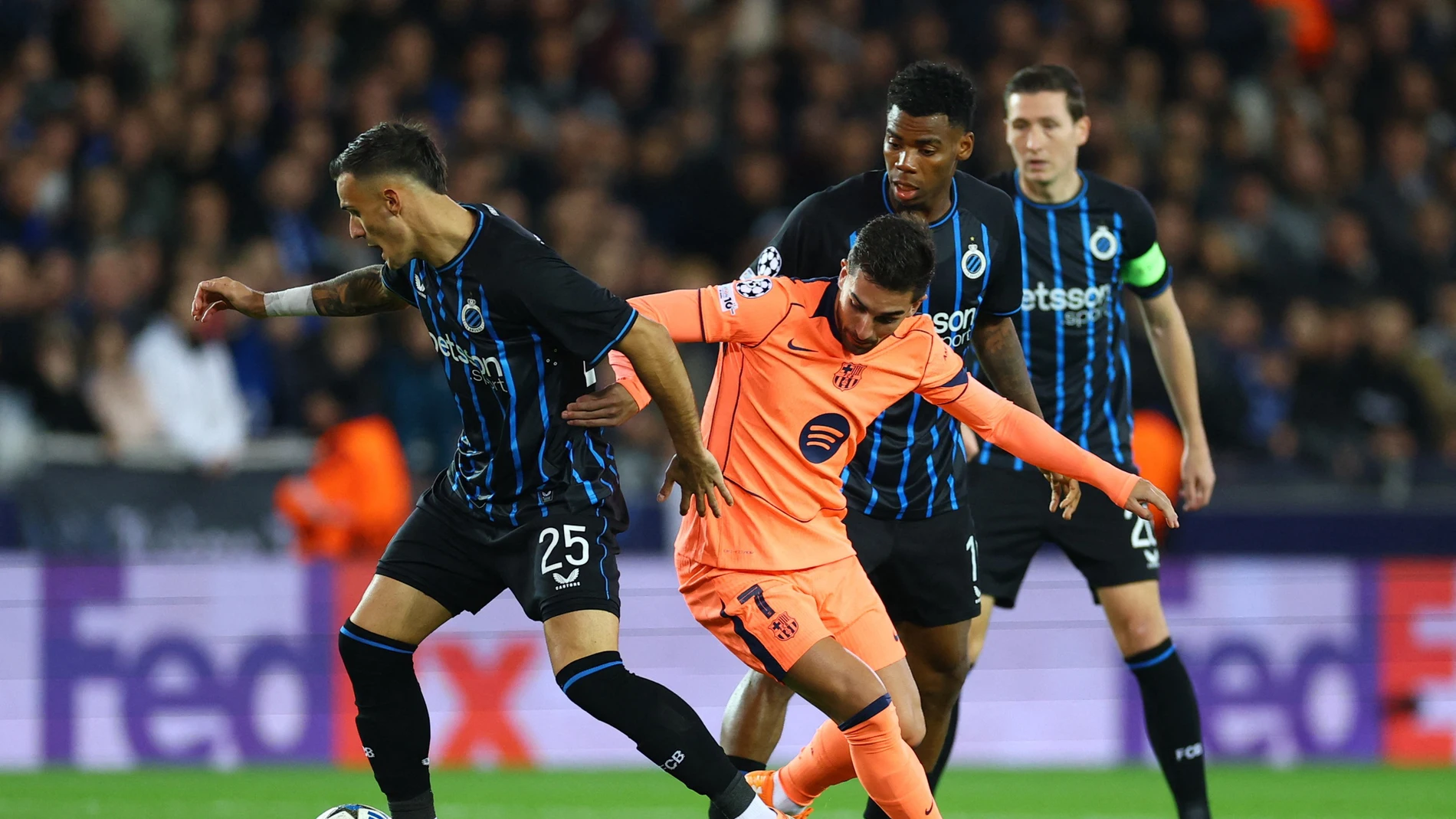 Ferran Torres trata de robar un balón a Aleksandar Stankovic Ferran Torres trata de robar un balón a Aleksandar Stankovic