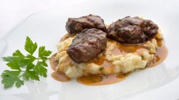 Carrilleras de cerdo asadas con puré de patatas, de Karlos Arguiñano
