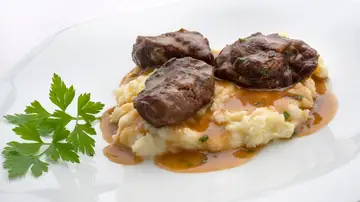 Carrilleras de cerdo asadas con puré de patatas, de Karlos Arguiñano Carrilleras de cerdo asadas con puré de patatas, de Karlos Arguiñano