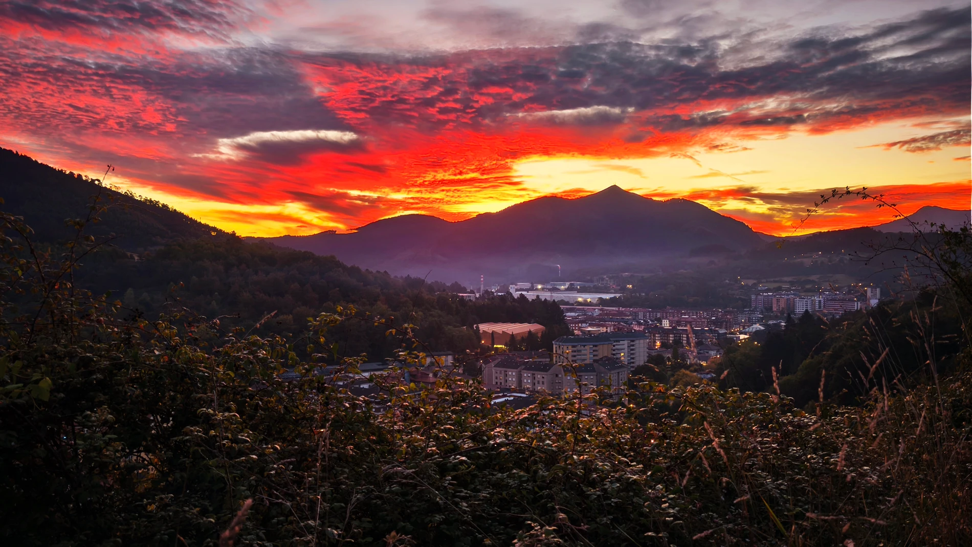 Puesta de sol en Llodio (Álava) Puesta de sol en Llodio (Álava)