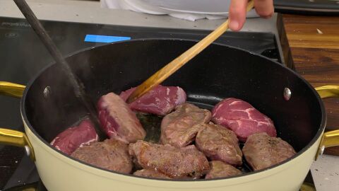 Salpimiéntalas, introdúcelas en la tartera y dóralas bien por todos los lados