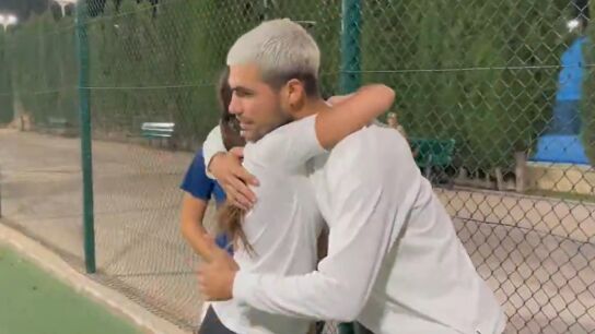 Alcaraz, en el momento de dar un abrazo a una joven tenista en Murcia