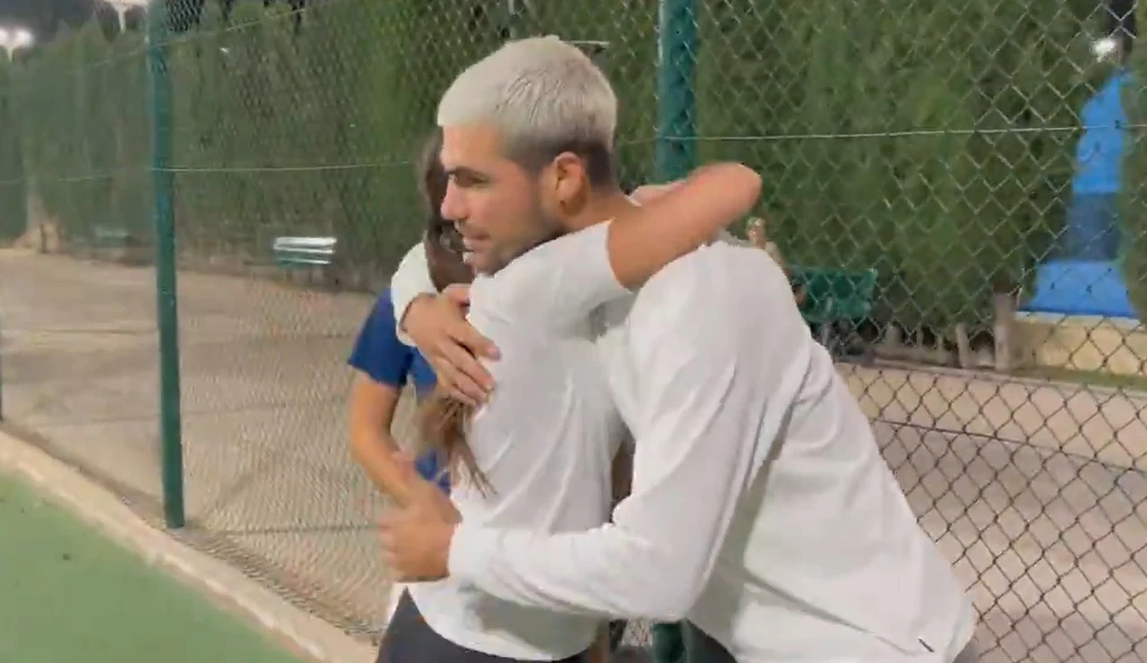 Alcaraz, en el momento de dar un abrazo a una joven tenista en Murcia