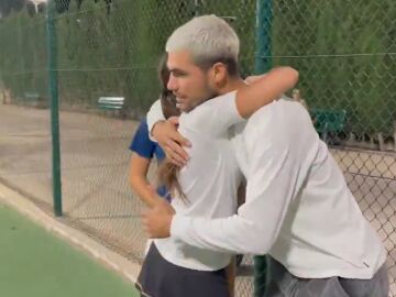 Alcaraz, en el momento de dar un abrazo a una joven tenista en Murcia