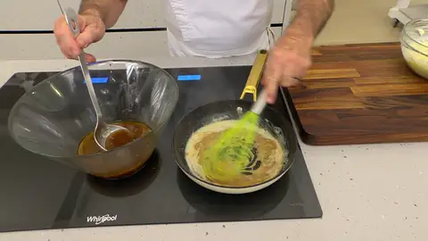 Agrega la harina y cocínala un poco Agrega la harina y cocínala un poco