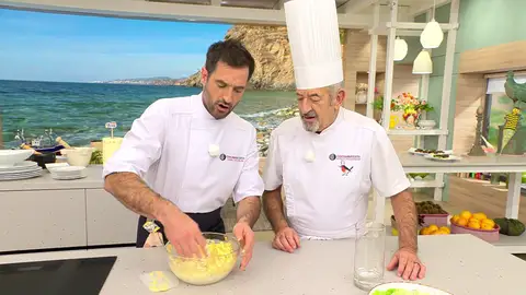 Vierte el agua y mezcla poco a poco hasta que la harina absorba toda el agua Vierte el agua y mezcla poco a poco hasta que la harina absorba toda el agua