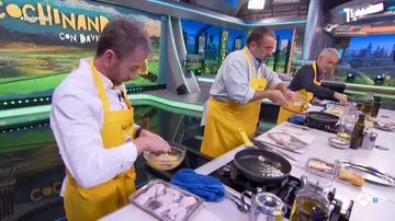 La receta de David de Jorge: así cocina merluza rebozada 'tres vuelcos' con Sergio Dalma La receta de David de Jorge: así cocina merluza rebozada 'tres vuelcos' con Sergio Dalma