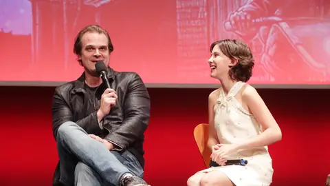 David Harbour y Millie Bobby Brown promocionando Stranger Things David Harbour y Millie Bobby Brown promocionando Stranger Things