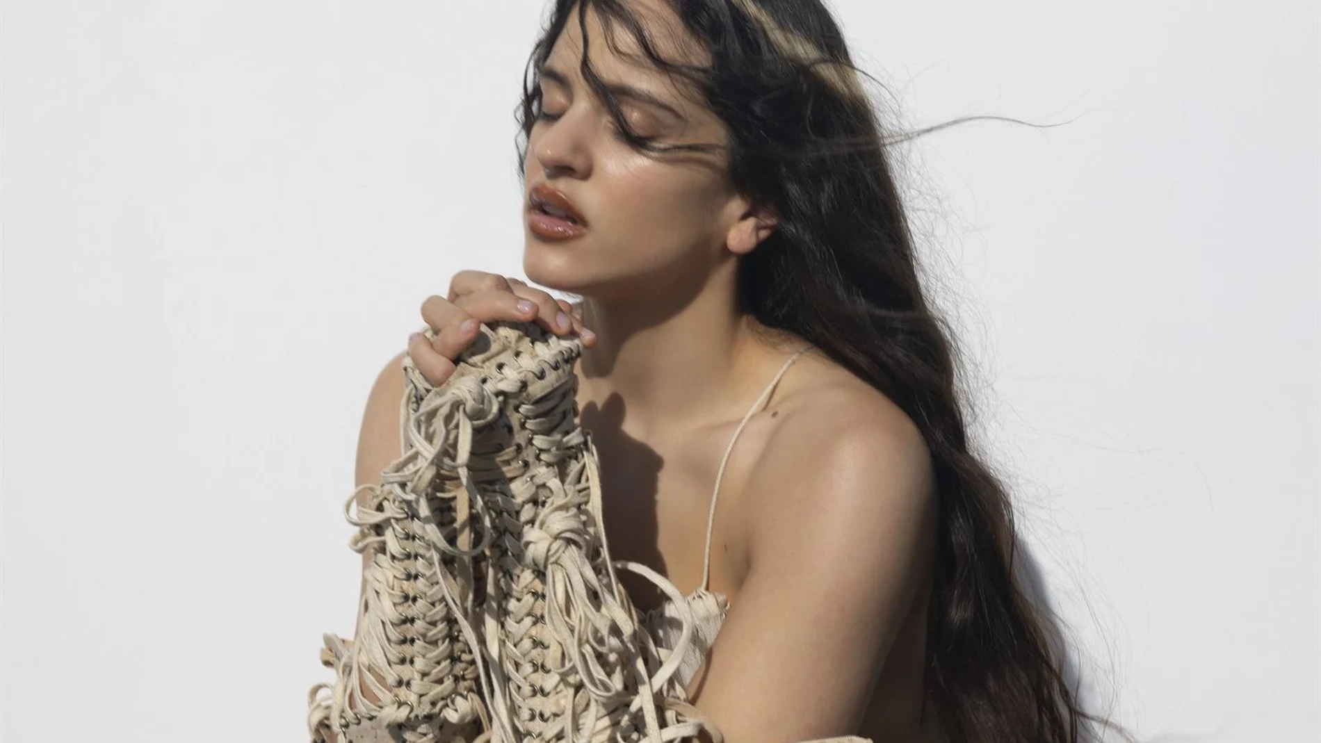 Rosalía canta 'Lux' en 14 idiomas: espiritualidad y una nueva mujer de la mano de la Orquesta Sinfónica de Londres Rosalía canta 'Lux' en 14 idiomas: espiritualidad y una nueva mujer de la mano de la Orquesta Sinfónica de Londres