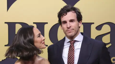 Tamara Falcó e Íñigo Onieva posando para la prensa Tamara Falcó e Íñigo Onieva posando para la prensa