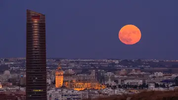 Superluna sobre Sevilla Superluna sobre Sevilla