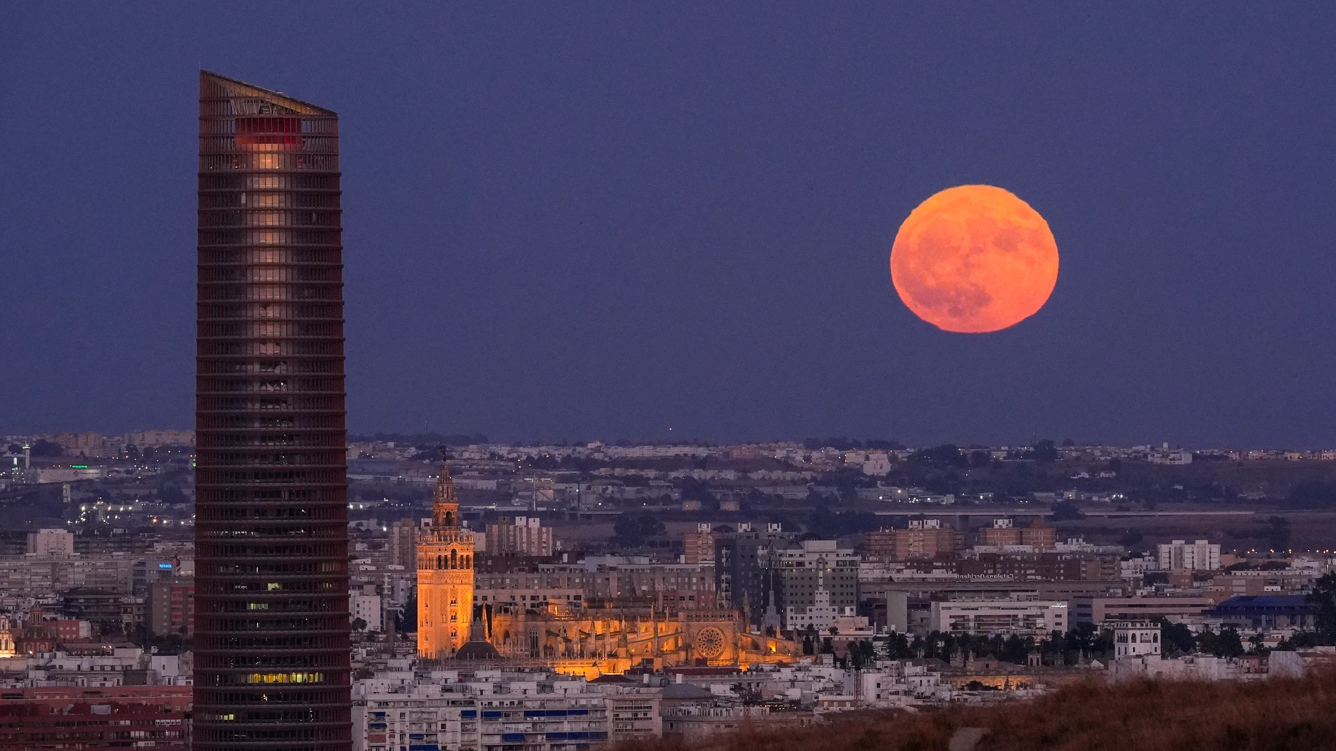 Superluna sobre Sevilla Superluna sobre Sevilla