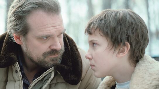 David Harbour y Millie Bobby Brown como Jim Hopper y Eleven en Stranger Things