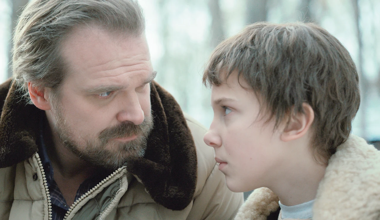 David Harbour y Millie Bobby Brown como Jim Hopper y Eleven en Stranger Things