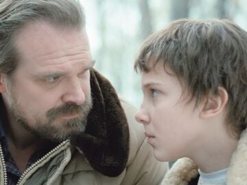 David Harbour y Millie Bobby Brown como Jim Hopper y Eleven en Stranger Things