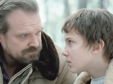 David Harbour y Millie Bobby Brown como Jim Hopper y Eleven en Stranger Things David Harbour y Millie Bobby Brown como Jim Hopper y Eleven en Stranger Things