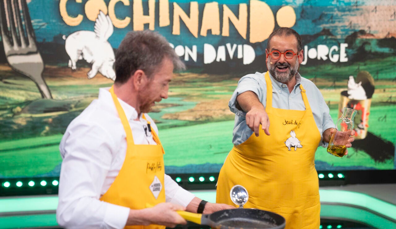 Merluza rebozada 'tres vuelcos', la receta que David de Jorge enseña a Sergio Dalma y Pablo Motos Alt imagen