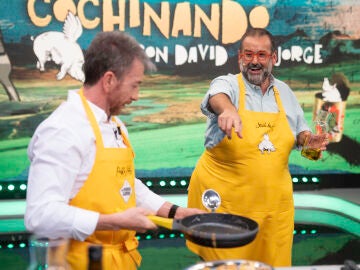 La receta de David de Jorge: así cocina merluza rebozada 'tres vuelcos' con Sergio Dalma