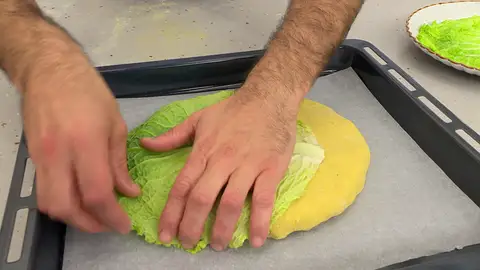 Cúbrela con las hojas de berza y hornéala Cúbrela con las hojas de berza y hornéala