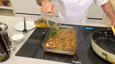 Vierte el caldo e introduce la fuente en el horno Vierte el caldo e introduce la fuente en el horno