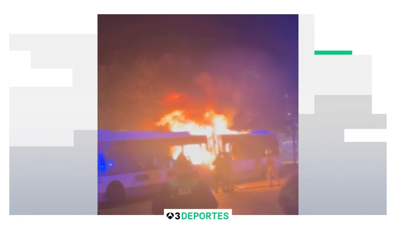 Pánico en Brujas: un aficionado del Barcelona incendia un autobús al encender una bengala dentro del vehículo