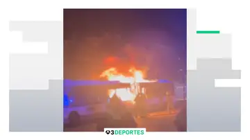 Pánico en Brujas: un aficionado del Barcelona incendia un autobús al encender una bengala dentro del vehículo Pánico en Brujas: un aficionado del Barcelona incendia un autobús al encender una bengala dentro del vehículo