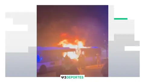 Pánico en Brujas: un aficionado del Barcelona incendia un autobús al encender una bengala dentro del vehículo Pánico en Brujas: un aficionado del Barcelona incendia un autobús al encender una bengala dentro del vehículo